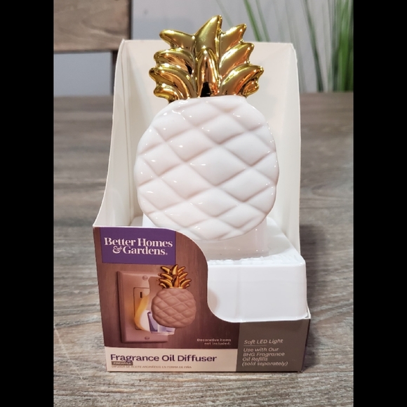 Essential Oil
Wall Plug In & LED Light - Picture 4 of 4